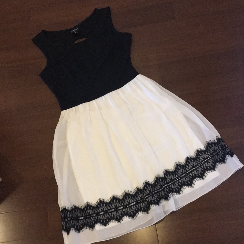 En Focus Studio Size 4 Black and White Lace Trim Dress